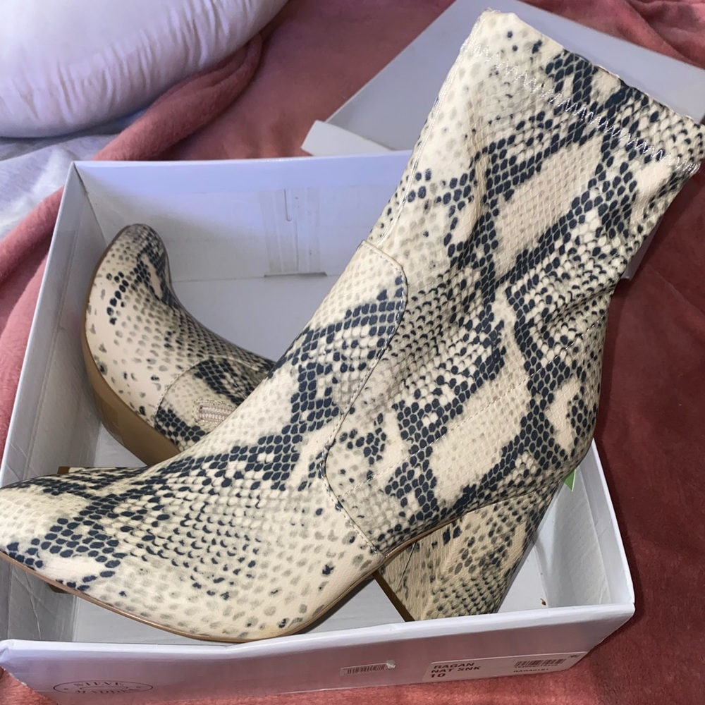 Brand New .. Steve Madden